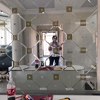 Проект Зеркальное панно в салоне, Москва, серебристая зеркальная плитка "восьмиугольник" и золотистая зеркальная плитка квадратной формы фото проекта